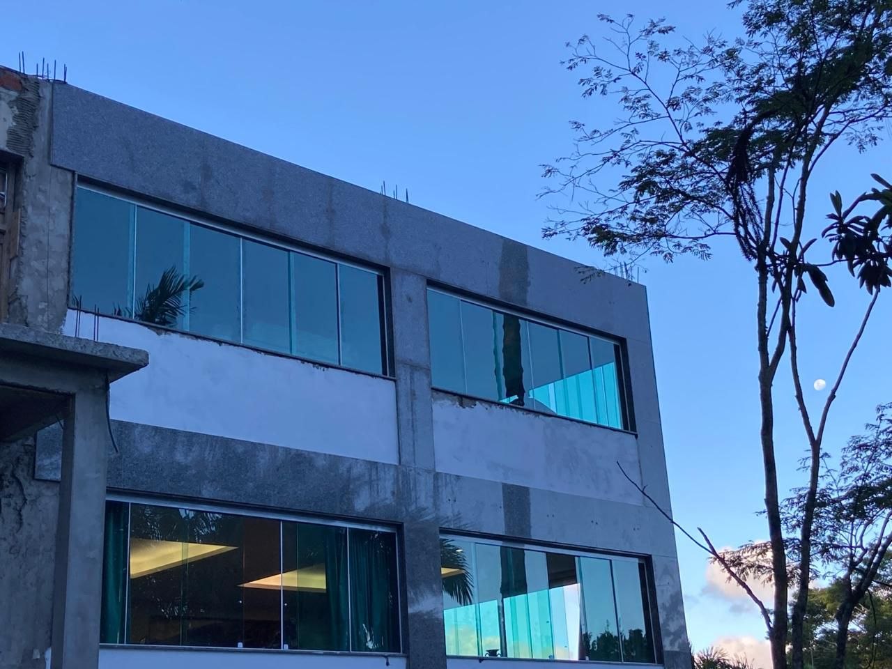 Fachada residencial com grandes painéis de vidro