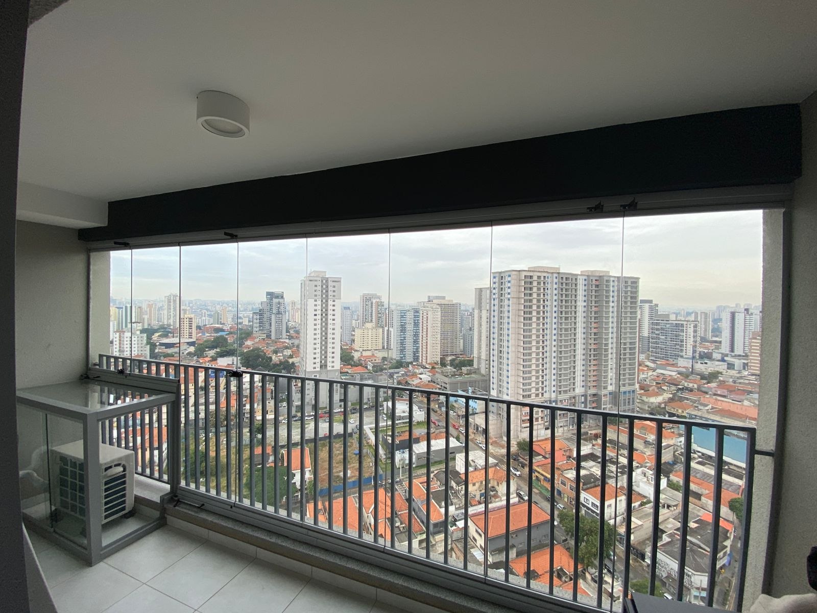Sacada envidraçada com vista panorâmica da cidade